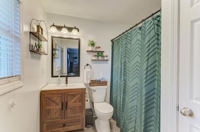 Stunning three bedrooms two baths, master bath, 1600 square foot - photo 14