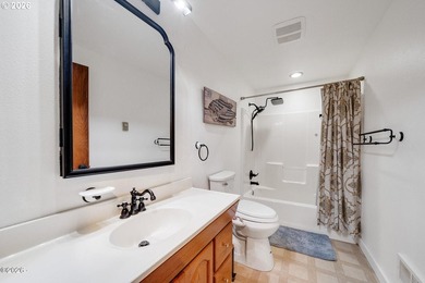 Located in the heart of Rockaway Beach! Nice single-level home - photo 14