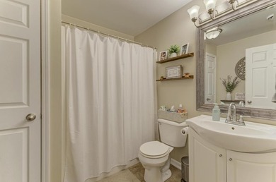 Stunning three bedrooms two baths, master bath, 1600 square foot - photo 19