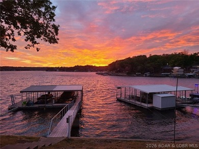 ***MOTIVATED SELLERS*** Lake living is easy in this beautiful - photo 1