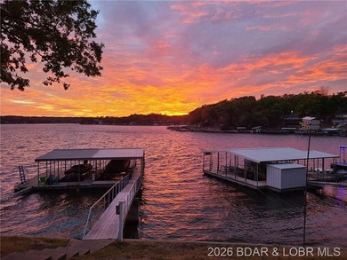 ***MOTIVATED SELLERS*** Lake living is easy in this beautiful - photo 1