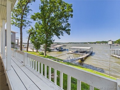 ***MOTIVATED SELLERS*** Lake living is easy in this beautiful - photo 2