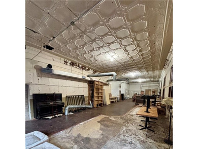 Great historic property in the entertainment district of - photo 8