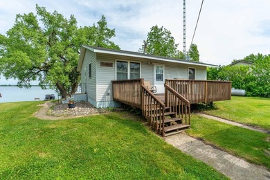 Welcome to easy lake living on beautiful Pelican Lake! Tucked - photo 1