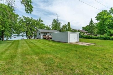 Welcome to easy lake living on beautiful Pelican Lake! Tucked - photo 3