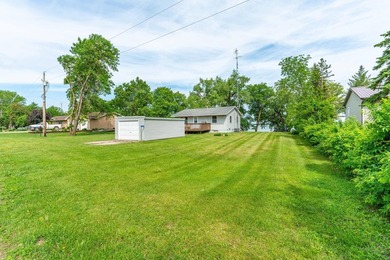 Welcome to easy lake living on beautiful Pelican Lake! Tucked - photo 4