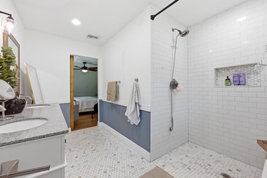 Welcome to this beautifully renovated 3-bedroom, 2-bath home in - photo 21