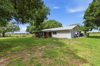 Welcome to this beautifully renovated 3-bedroom, 2-bath home in - photo 32