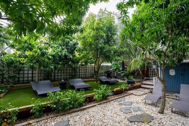 Only two blocks from the beach, this well established resort and - photo 2