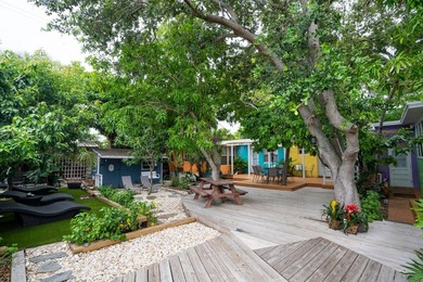 Only two blocks from the beach, this well established resort and - photo 3