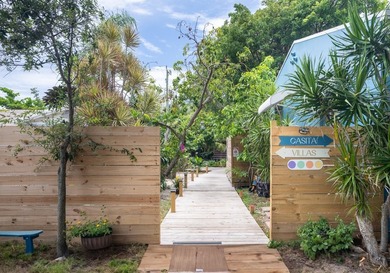 Only two blocks from the beach, this well established resort and - photo 4