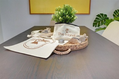 Only two blocks from the beach, this well established resort and - photo 6
