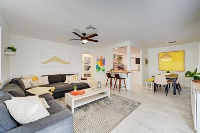 Only two blocks from the beach, this well established resort and - photo 7