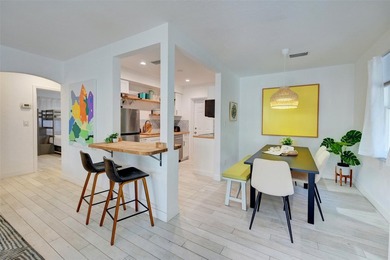 Only two blocks from the beach, this well established resort and - photo 8