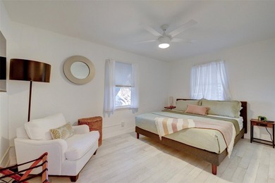 Only two blocks from the beach, this well established resort and - photo 9