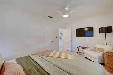 Only two blocks from the beach, this well established resort and - photo 10