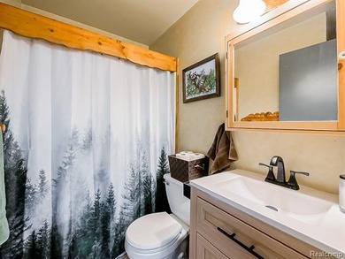Beautifully maintained 4-bedroom home offering lake views and - photo 11