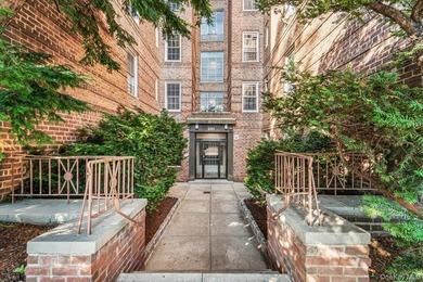 Oversized one-bedroom unit in the heart of Rego Park offering - photo 12