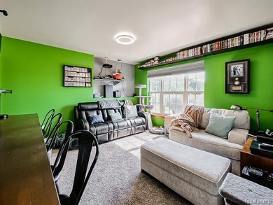 Beautifully maintained 4-bedroom home offering lake views and - photo 16