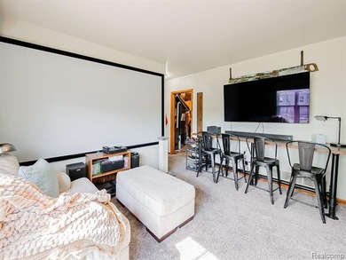 Beautifully maintained 4-bedroom home offering lake views and - photo 18