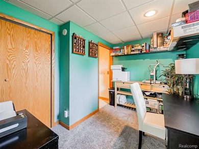 Beautifully maintained 4-bedroom home offering lake views and - photo 19