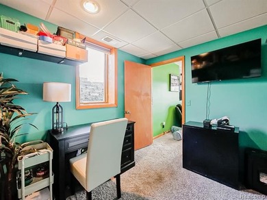 Beautifully maintained 4-bedroom home offering lake views and - photo 20