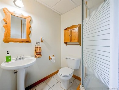 Beautifully maintained 4-bedroom home offering lake views and - photo 21