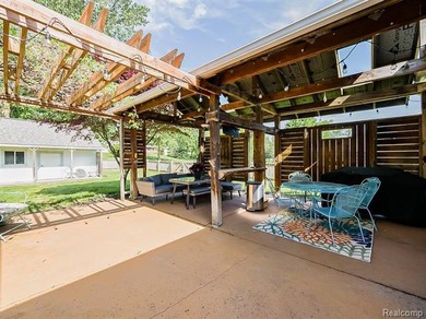 Beautifully maintained 4-bedroom home offering lake views and - photo 24