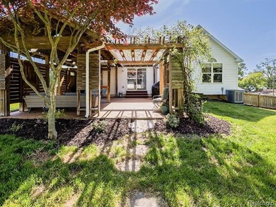 Beautifully maintained 4-bedroom home offering lake views and - photo 26