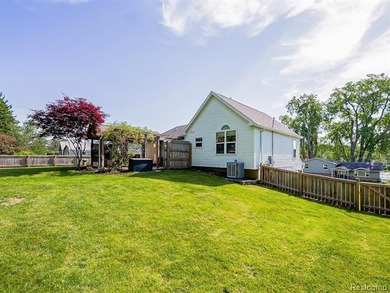 Beautifully maintained 4-bedroom home offering lake views and - photo 27