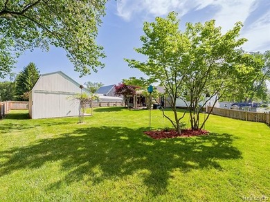 Beautifully maintained 4-bedroom home offering lake views and - photo 28