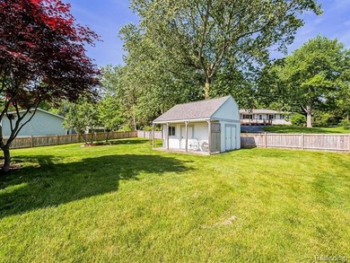 Beautifully maintained 4-bedroom home offering lake views and - photo 29