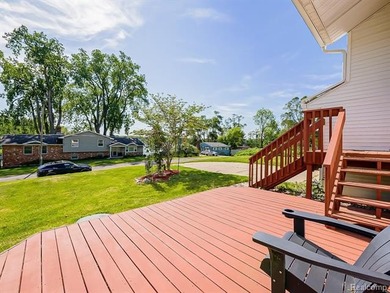 Beautifully maintained 4-bedroom home offering lake views and - photo 31