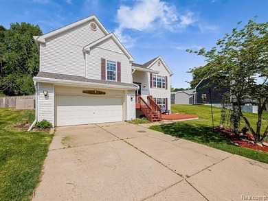 Beautifully maintained 4-bedroom home offering lake views and - photo 32