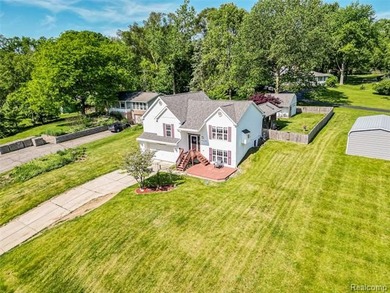 Beautifully maintained 4-bedroom home offering lake views and - photo 33