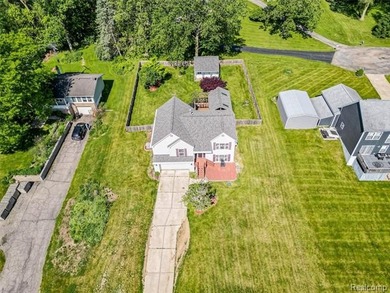 Beautifully maintained 4-bedroom home offering lake views and - photo 34
