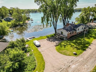 Beautifully maintained 4-bedroom home offering lake views and - photo 35