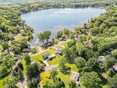Beautifully maintained 4-bedroom home offering lake views and - photo 36