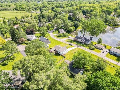 Beautifully maintained 4-bedroom home offering lake views and - photo 37