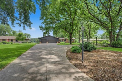 Rare opportunity to own a stunning Mississippi River home on - photo 3