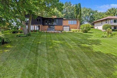 Rare opportunity to own a stunning Mississippi River home on - photo 4