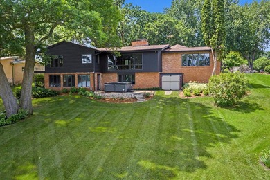 Rare opportunity to own a stunning Mississippi River home on - photo 5