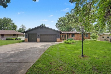 Rare opportunity to own a stunning Mississippi River home on - photo 9