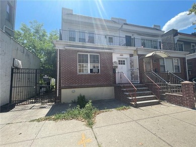 Huge semi-detached 2 Family with private driveway! Great - photo 2