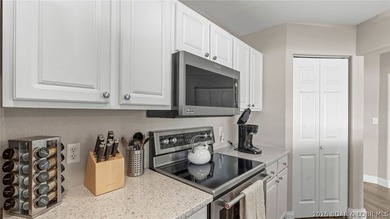 Lake life feels effortless at Emerald Bay. This 3-bedroom - photo 8