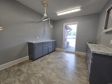 Position your business for success in this well-located - photo 11