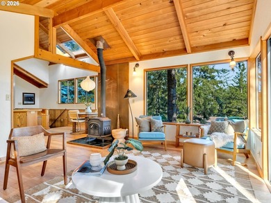 Escape to this treehouse-like retreat tucked safely high on a - photo 4