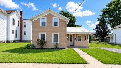 Cute as a button! Move-in ready. This 2/3 bedroom home in the - photo 1