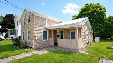 Cute as a button! Move-in ready. This 2/3 bedroom home in the - photo 2