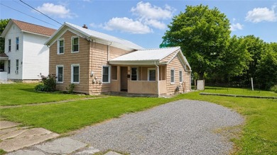 Cute as a button! Move-in ready. This 2/3 bedroom home in the - photo 3
